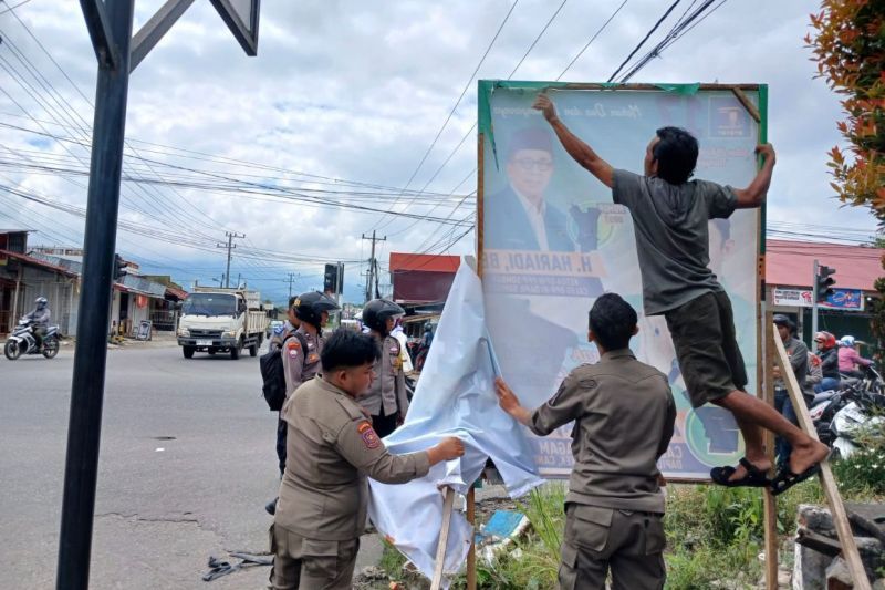 Bawaslu Agam turunkan tim penertiban alat peraga kampanye Bawaslu Agam turunkan tim penertiban alat peraga kampanye