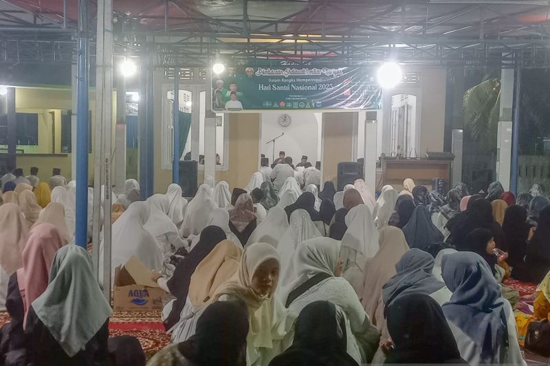 Ratusan santri lantunkan Shalawat Nariah di kantor Kemenag Natuna Ratusan santri lantunkan Shalawat Nariah di kantor Kemenag Natuna