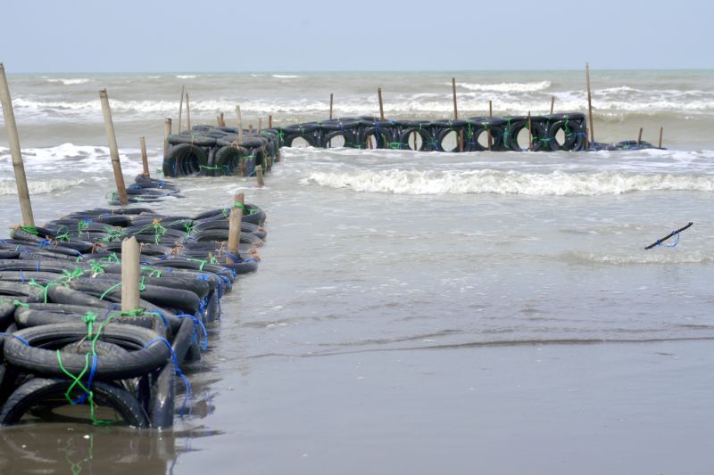 Limbah ban jadi pemecah ombak di Tanjung Pakis Karawang