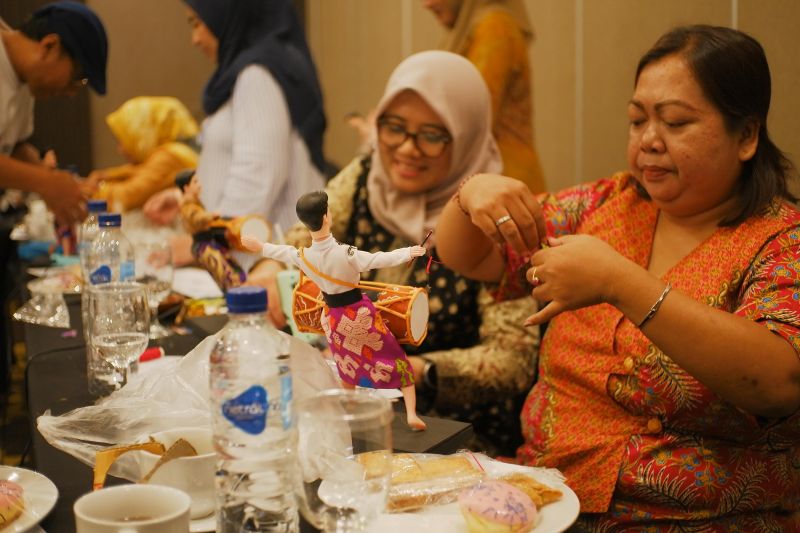 Dispar Mataram latih buat suvenir etnik dari limbah batok kelapa Dispar Mataram latih buat suvenir etnik dari limbah batok kelapa
