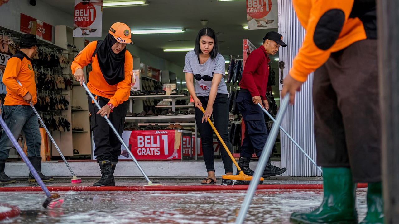Relawan bersihkan lantai trotoar Pecinan selesai acara MEC dan kirab Ruwat Bumi Relawan bersihkan lantai trotoar Pecinan selesai acara MEC dan kirab Ruwat Bumi