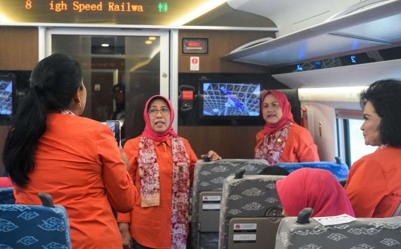 Iriana Jokowi dan OASE KIM jajal Kereta Cepat WHOOSH Iriana Jokowi dan OASE KIM jajal Kereta Cepat WHOOSH