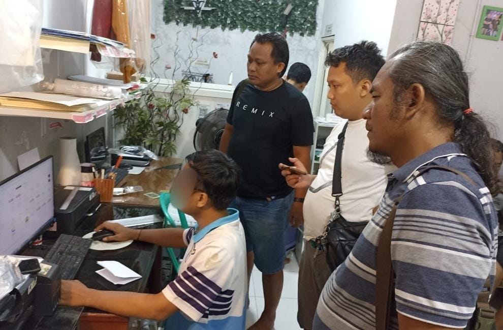 Dua pelaku pembuat e-KTP palsu dibekuk aparat Polres Kudus Dua pelaku pembuat e-KTP palsu dibekuk aparat Polres Kudus