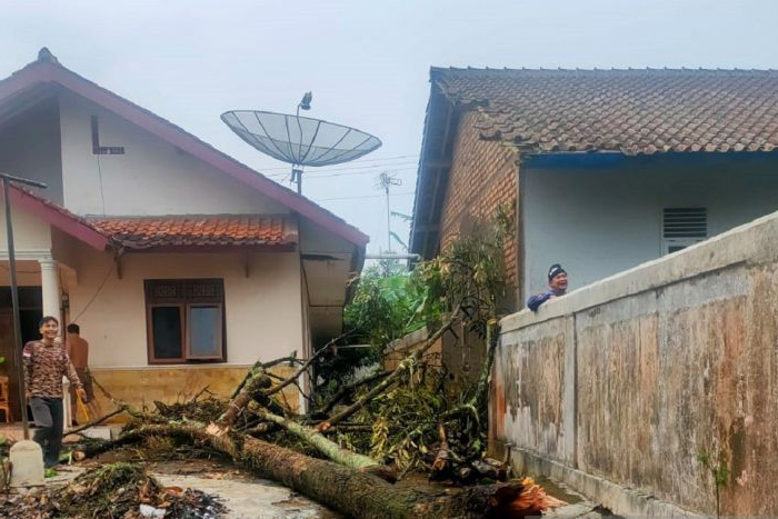Puluhan rumah rusak terdampak puting beliung di Kabupaten Sukabumi Puluhan rumah rusak terdampak puting beliung di Kabupaten Sukabumi