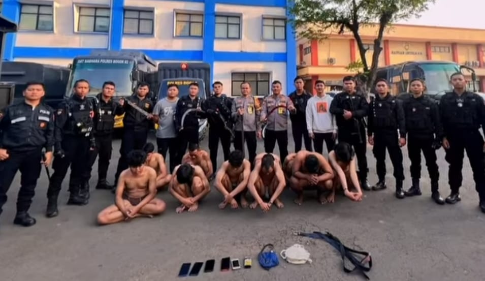 Todongkan sajam ke polisi saat patroli, gengster di Bogor ditangkap Todongkan sajam ke polisi saat patroli, gengster di Bogor ditangkap
