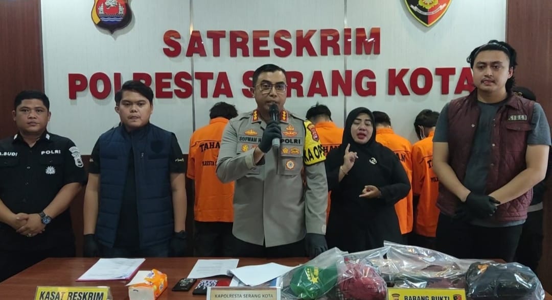 Keroyok warga di alun-alun Serang hingga kritis, lima pengamen ditangkap petugas Keroyok warga di alun-alun Serang hingga kritis, lima pengamen ditangkap petugas