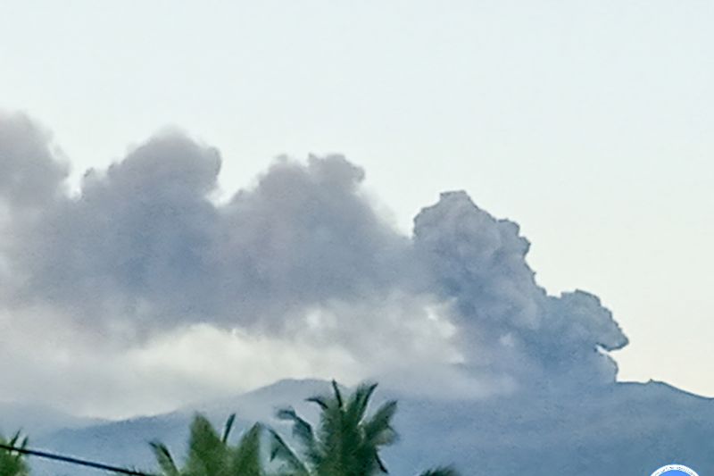 Gunung Dukono di Maluku Utara meletus