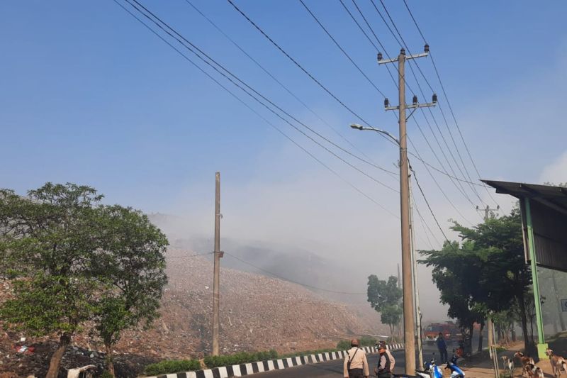 Belasan unit damkar bantu padamkan kebakaran TPST Bantargebang Belasan unit damkar bantu padamkan kebakaran TPST Bantargebang