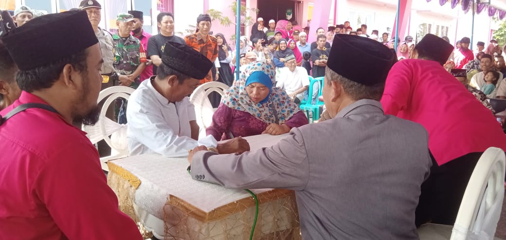 Belasan pasangan ikuti nikah massal di Desa Pagandon, ada yang lupa tidak bawa mahar Belasan pasangan ikuti nikah massal di Desa Pagandon, ada yang lupa tidak bawa mahar