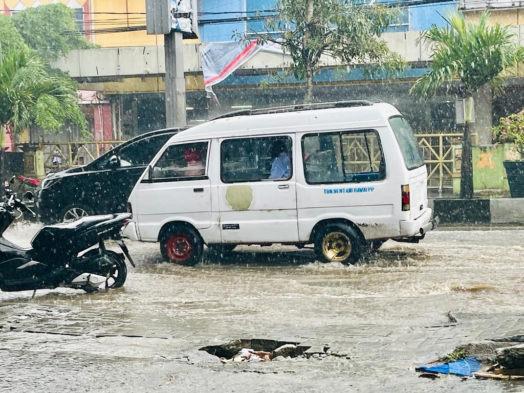 Ruas jalan Kota Sentani, Papua jadi kolam saat hujan deras Ruas jalan Kota Sentani, Papua jadi kolam saat hujan deras