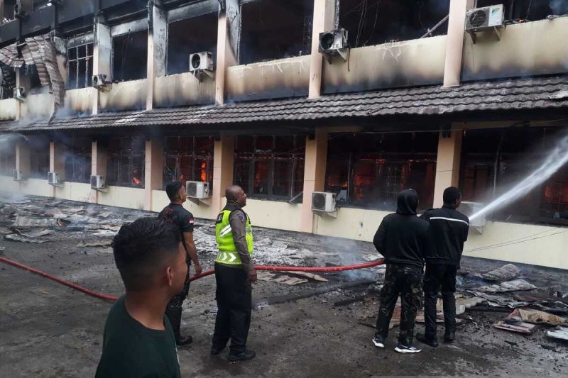 Damkar dan TNI/Polri tangani kebakaran perkantoran Jayapura Damkar dan TNI/Polri tangani kebakaran perkantoran Jayapura