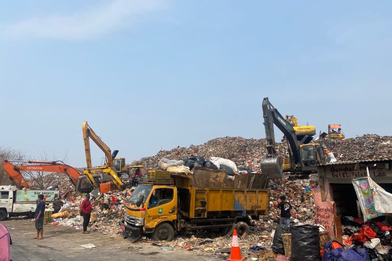 Jumlah antrean mobil pengangkut sampah di TPA Rawakucing dibatasi Jumlah antrean mobil pengangkut sampah di TPA Rawakucing dibatasi