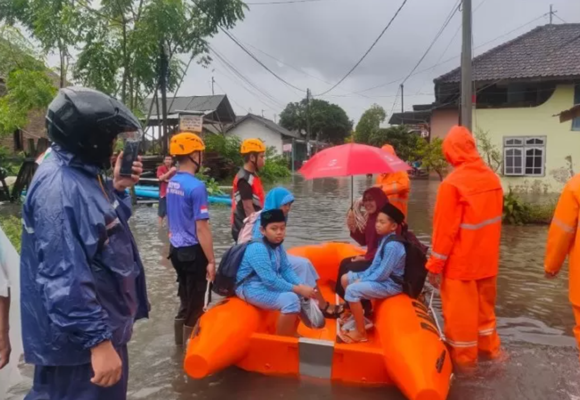 13 Oktober 2022: Puluhan rumah dan sekolah di Jembrana terendam banjir