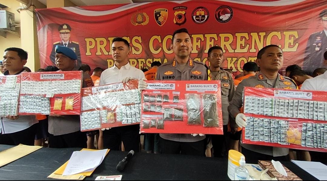 Wanita asal Bogor jual obat keras diciduk polisi, 903 butir diamankan dari tangan pelaku Wanita asal Bogor jual obat keras diciduk polisi, 903 butir diamankan dari tangan pelaku