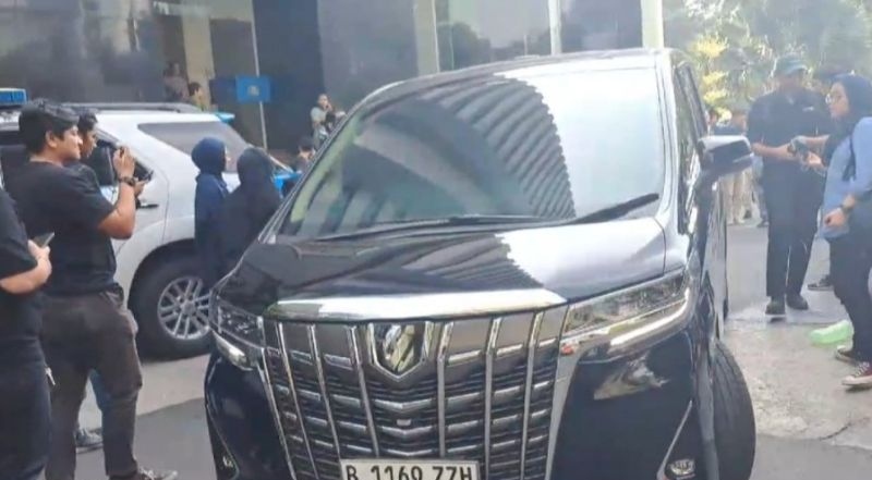 Mobil Mentan pergi dari Polda Metro Jaya tanpa diketahui awak media