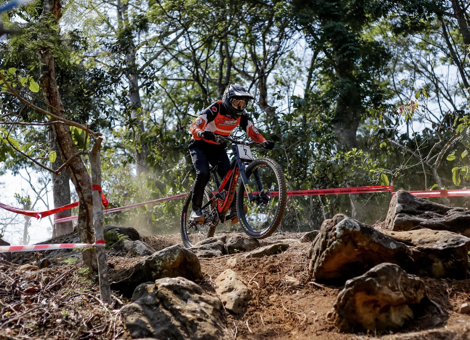 Downhiller Andy Prayoga dan Ayu Triana tampil perkasa di sesi Seeding Run 76 Downhiller Andy Prayoga dan Ayu Triana tampil perkasa di sesi Seeding Run 76