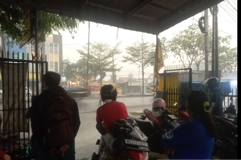 Hujan deras guyur Kota Palembang setelah dua bulan kemarau Hujan deras guyur Kota Palembang setelah dua bulan kemarau
