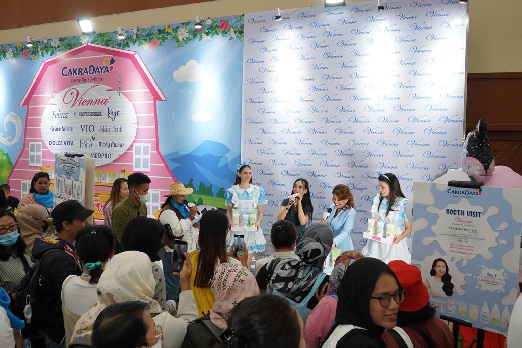 Livienne Russellia dan konten kreator Louisse Scarlett luncurkan varian baru Vienna Milk Body Care Livienne Russellia dan konten kreator Louisse Scarlett luncurkan varian baru Vienna Milk Body Care