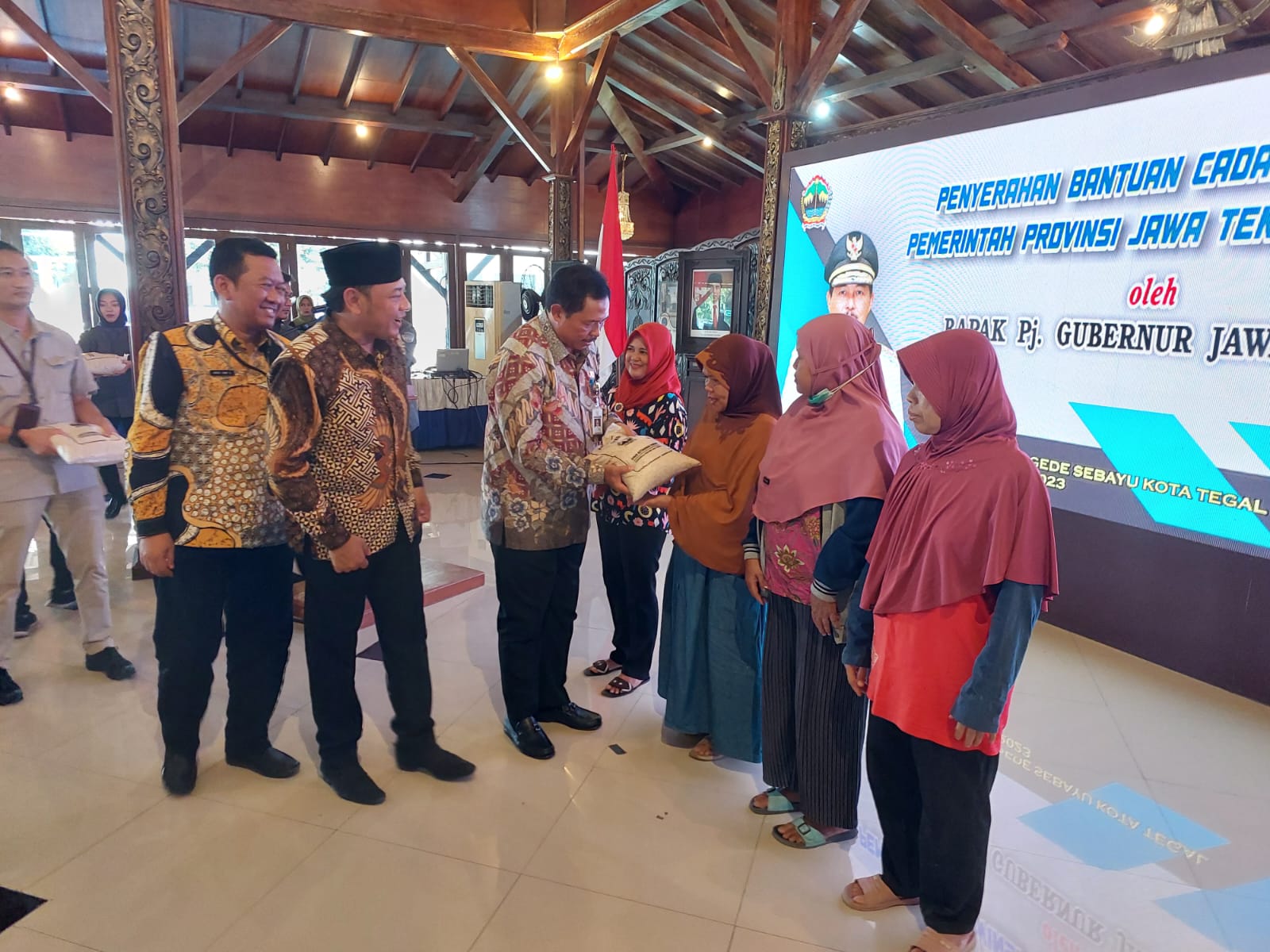 Tekan inflasi, Pemprov Jateng gelontorkan empat ton bantuan beras Tekan inflasi, Pemprov Jateng gelontorkan empat ton bantuan beras