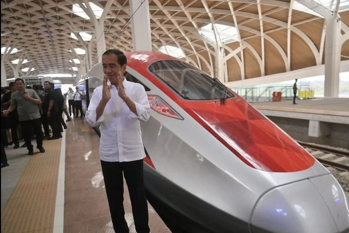 Jokowi hanya membutuhkan waktu 26 menit untuk menempuh Halim-Padalarang Jokowi hanya membutuhkan waktu 26 menit untuk menempuh Halim-Padalarang