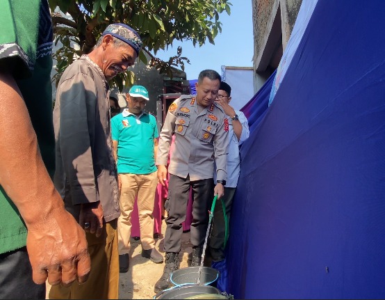 Warga Cangkuang nikmati air bersih dari sumur bor buatan Polresta Bandung Warga Cangkuang nikmati air bersih dari sumur bor buatan Polresta Bandung