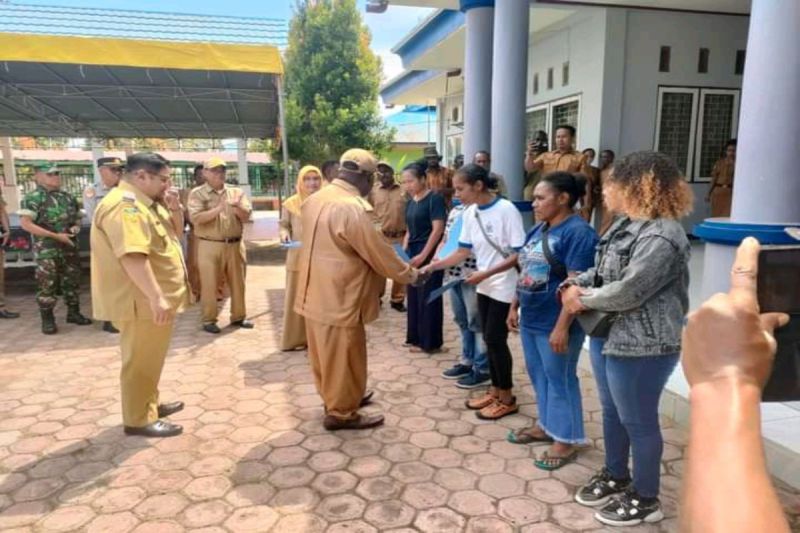 Mama asli Papua dapat bantuan pondok jualan dari Pemkab Nabire Mama asli Papua dapat bantuan pondok jualan dari Pemkab Nabire