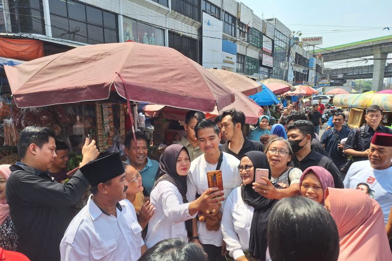 Kaesang blusukan ke Pasar Kebayoran Lama