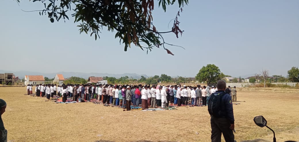 Kemarau dan krisis air bersih, warga Desa Heuleut Majalengka gelar salat Istisqo Kemarau dan krisis air bersih, warga Desa Heuleut Majalengka gelar salat Istisqo