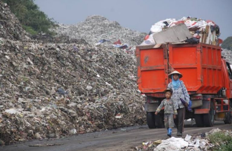Hasil lelang mitra pengolahan sampah di Kota Bekasi dinilai bisa jadi bom waktu