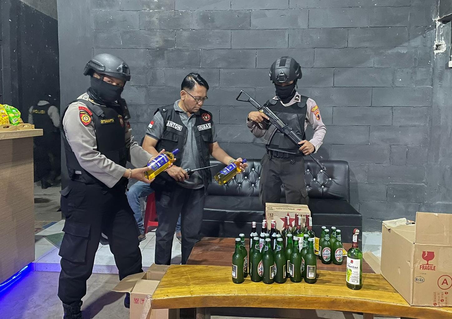 Polres Kudus sita ratusan botol miras dari kafe di Tanjungkarang Polres Kudus sita ratusan botol miras dari kafe di Tanjungkarang