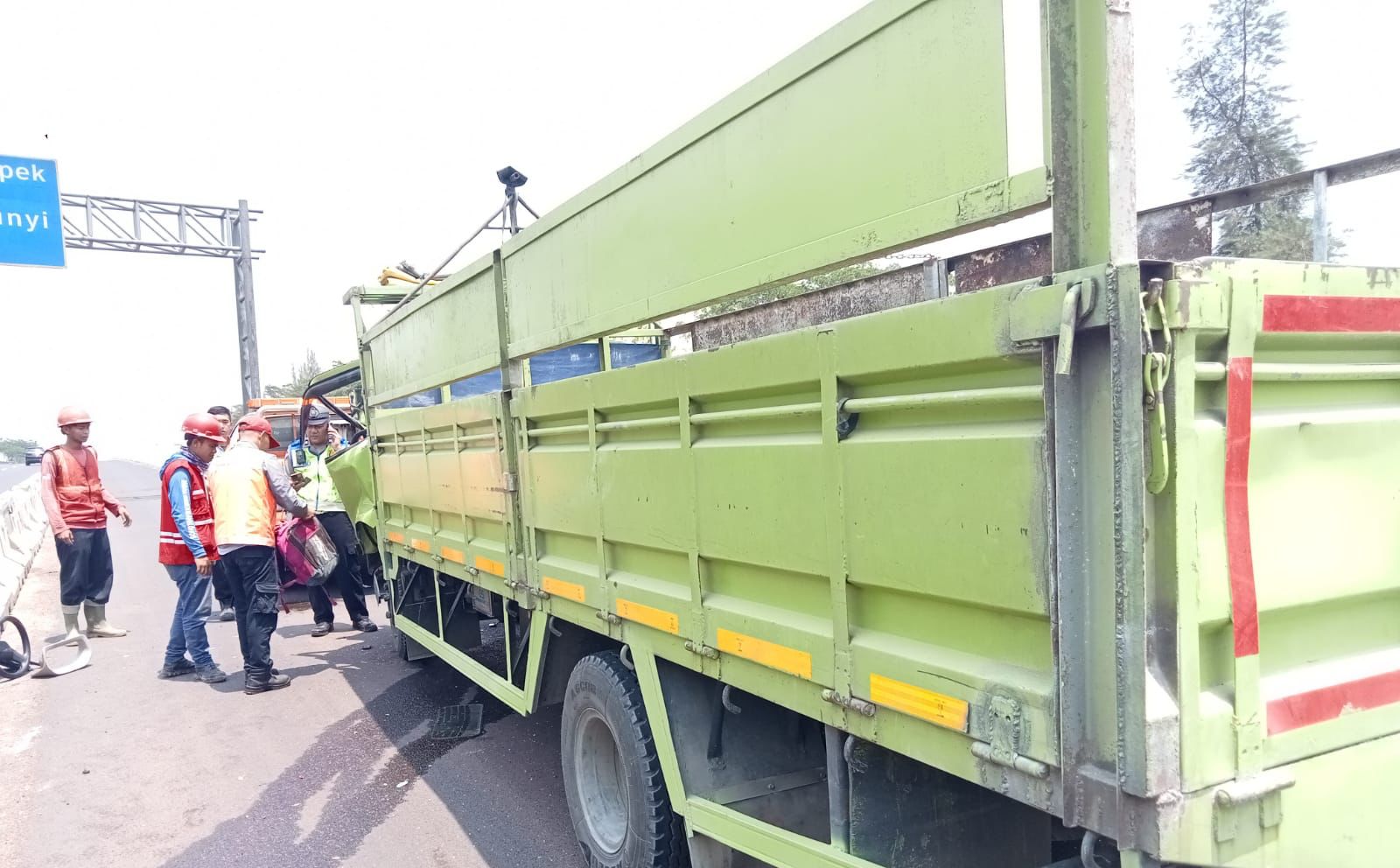 Diduga sopir mengantuk, truk Hino tabrak belakang truk lain di Tol Cipali Diduga sopir mengantuk, truk Hino tabrak belakang truk lain di Tol Cipali