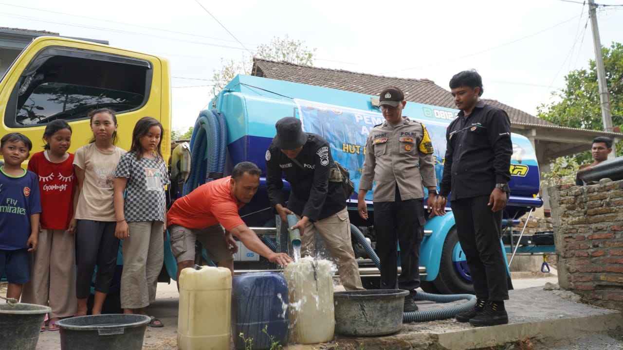 Sasar wilayah terdampak krisis air bersih, Humas Polres Semarang salurkan bantuan 