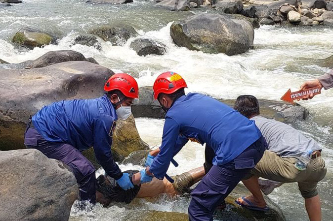 Petugas gabungan evakuasi jasad pria lansia di aliran Sungai Cimandiri