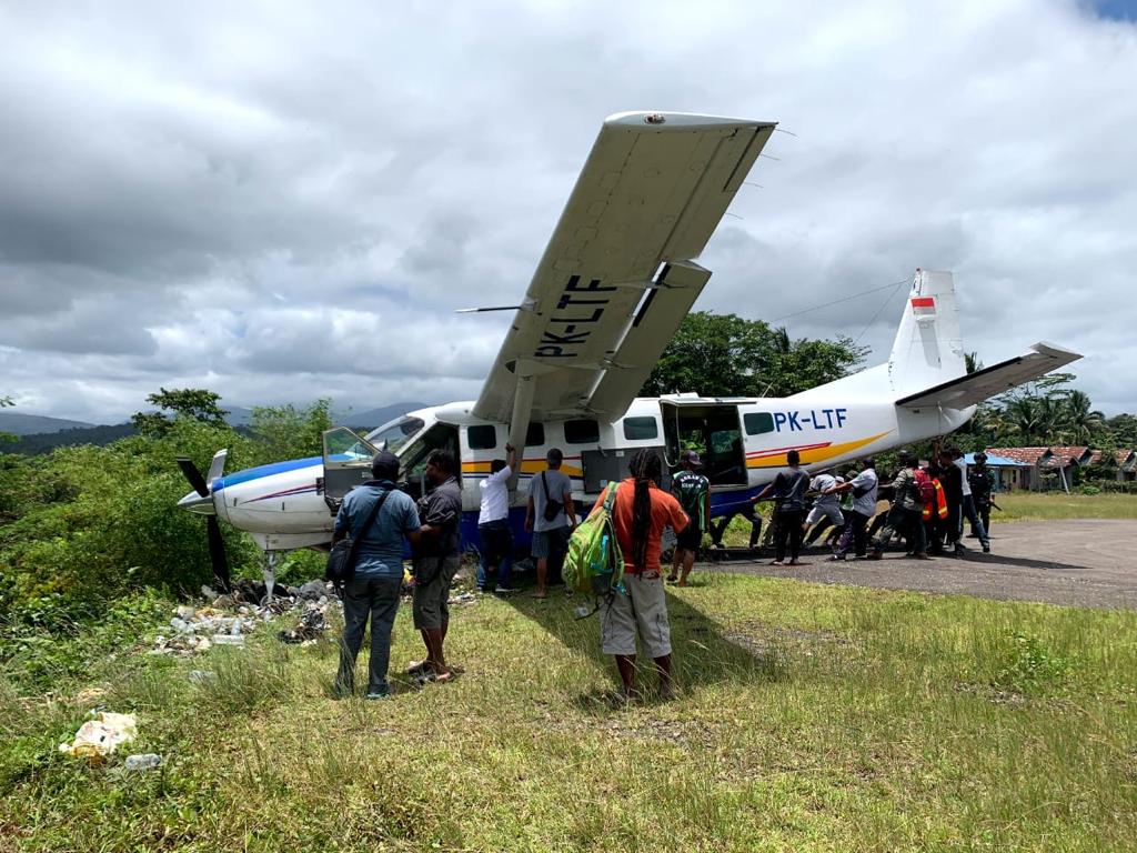Rem tak berfungsi, pesawat Asian One keluar landasan hingga ujung runway Rem tak berfungsi, pesawat Asian One keluar landasan hingga ujung runway