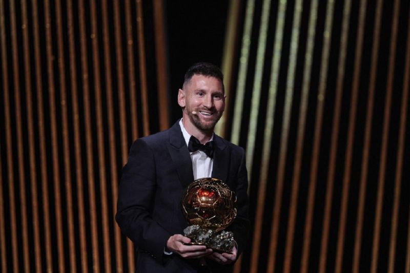 Lionel Messi raih penghargaan Ballon dOr kedelapan Lionel Messi raih penghargaan Ballon dOr kedelapan