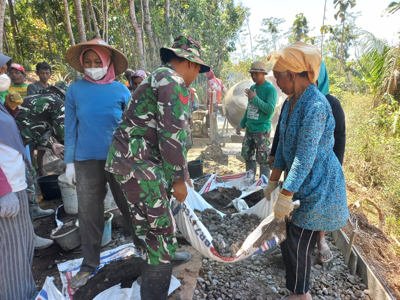 Kejar target, TNI Kodim 0724 Boyolali bersama warga kebut program TMMD Bantengan  