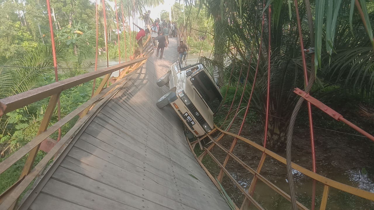 Jembatan ambruk, satu unit mobil pickup hampir jatuh ke sungai Jembatan ambruk, satu unit mobil pickup hampir jatuh ke sungai