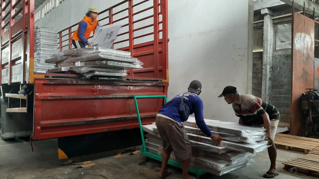 Bilik suara Pemilu jadi logistik pertama yang tiba di Sukoharjo Bilik suara Pemilu jadi logistik pertama yang tiba di Sukoharjo