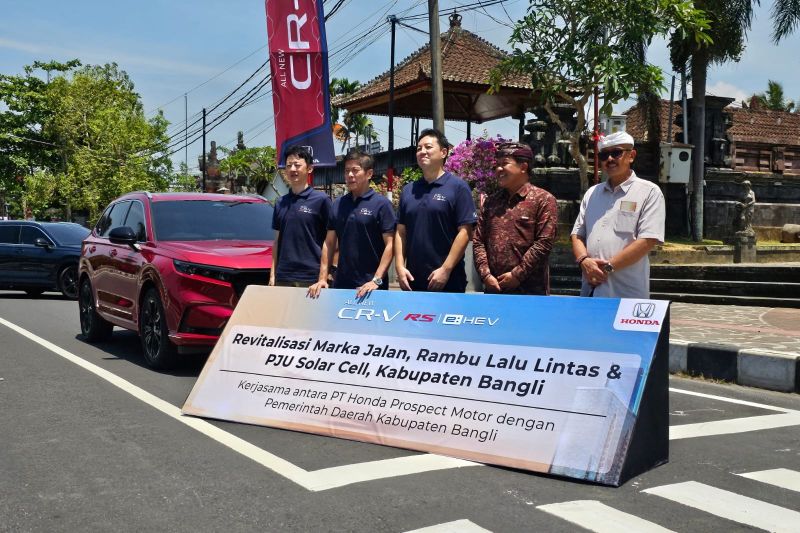 Honda revitalisasi marka jalan-rambu lalu lintas di Alun-Alun Bangli Honda revitalisasi marka jalan-rambu lalu lintas di Alun-Alun Bangli