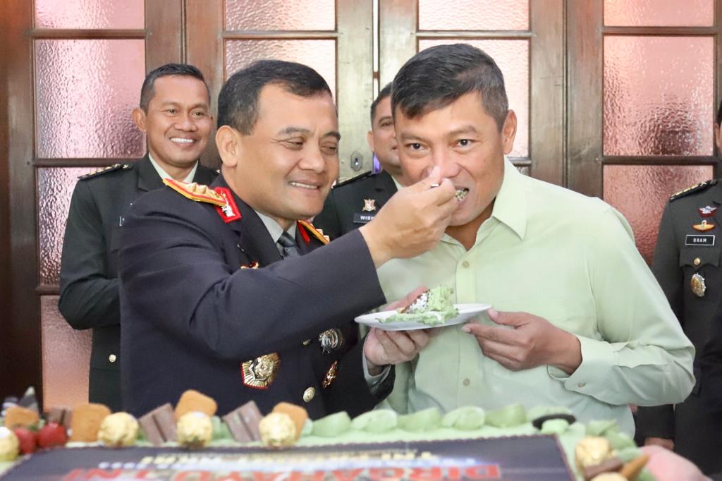HUT ke-78 TNI, Kapolda  Jateng bawa kue ulang tahun untuk Pangdam IV/Diponegoro