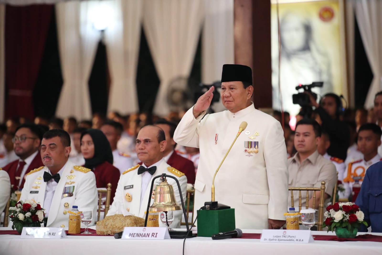 Menhan Prabowo minta Kadet Mahasiswa Unhan cari solusi atasi kesulitan rakyat Menhan Prabowo minta Kadet Mahasiswa Unhan cari solusi atasi kesulitan rakyat