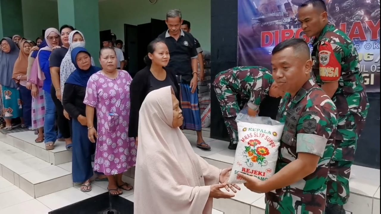 Peringati HUT ke-78 TNI, Koramil Serpong bagikan 8 ton beras untuk 1.600 warga Peringati HUT ke-78 TNI, Koramil Serpong bagikan 8 ton beras untuk 1.600 warga