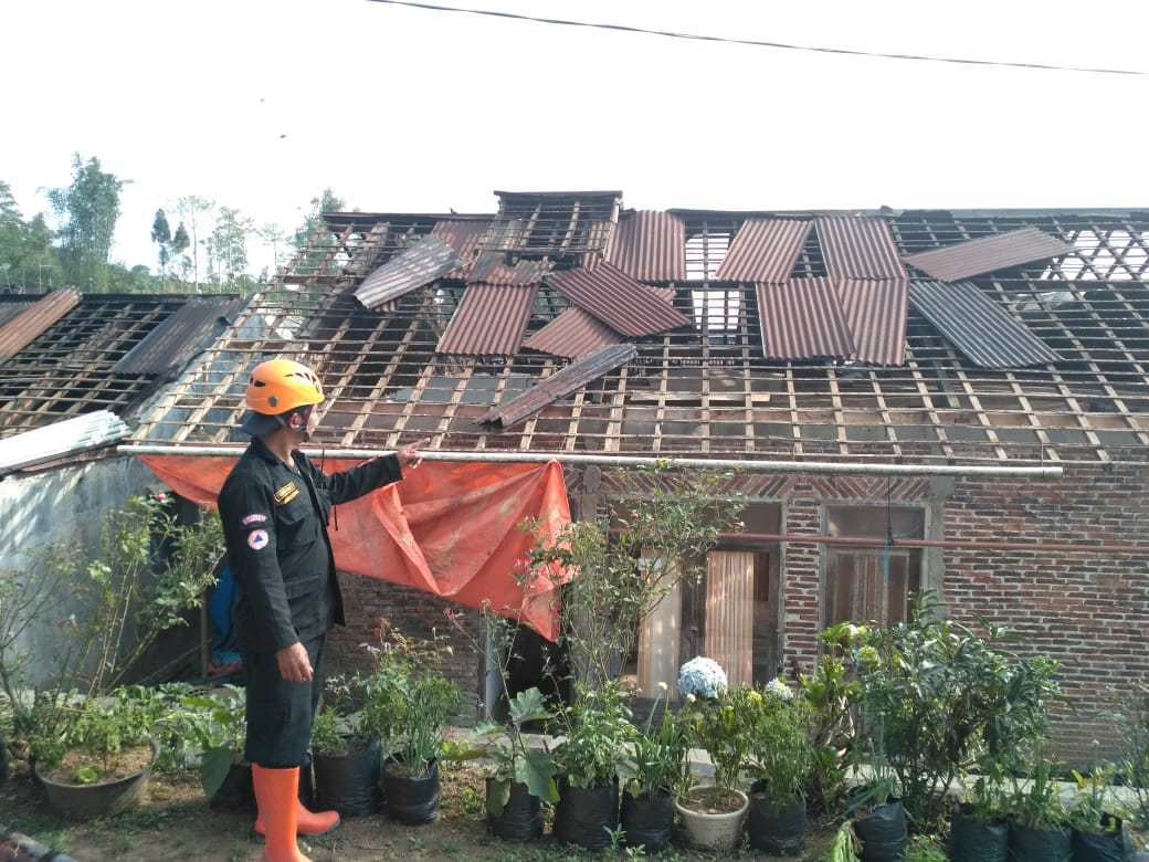 21 Oktober 2019: Angin kencang terjang sejumlah rumah di Wonosobo