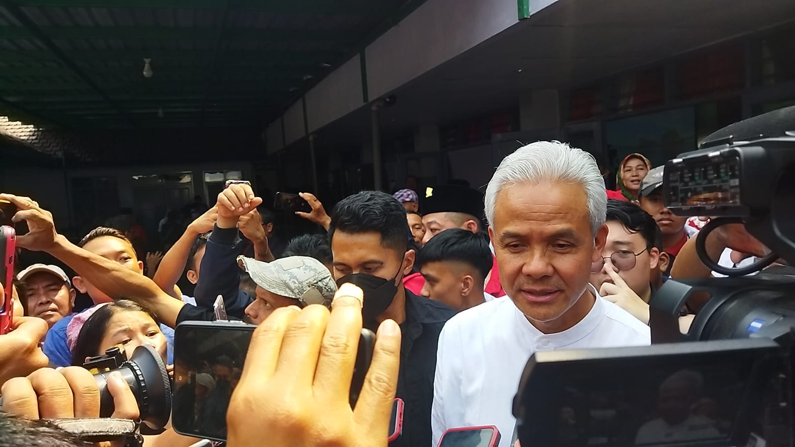Ganjar ingatkan relawan santun pada rakyat Ganjar ingatkan relawan santun pada rakyat