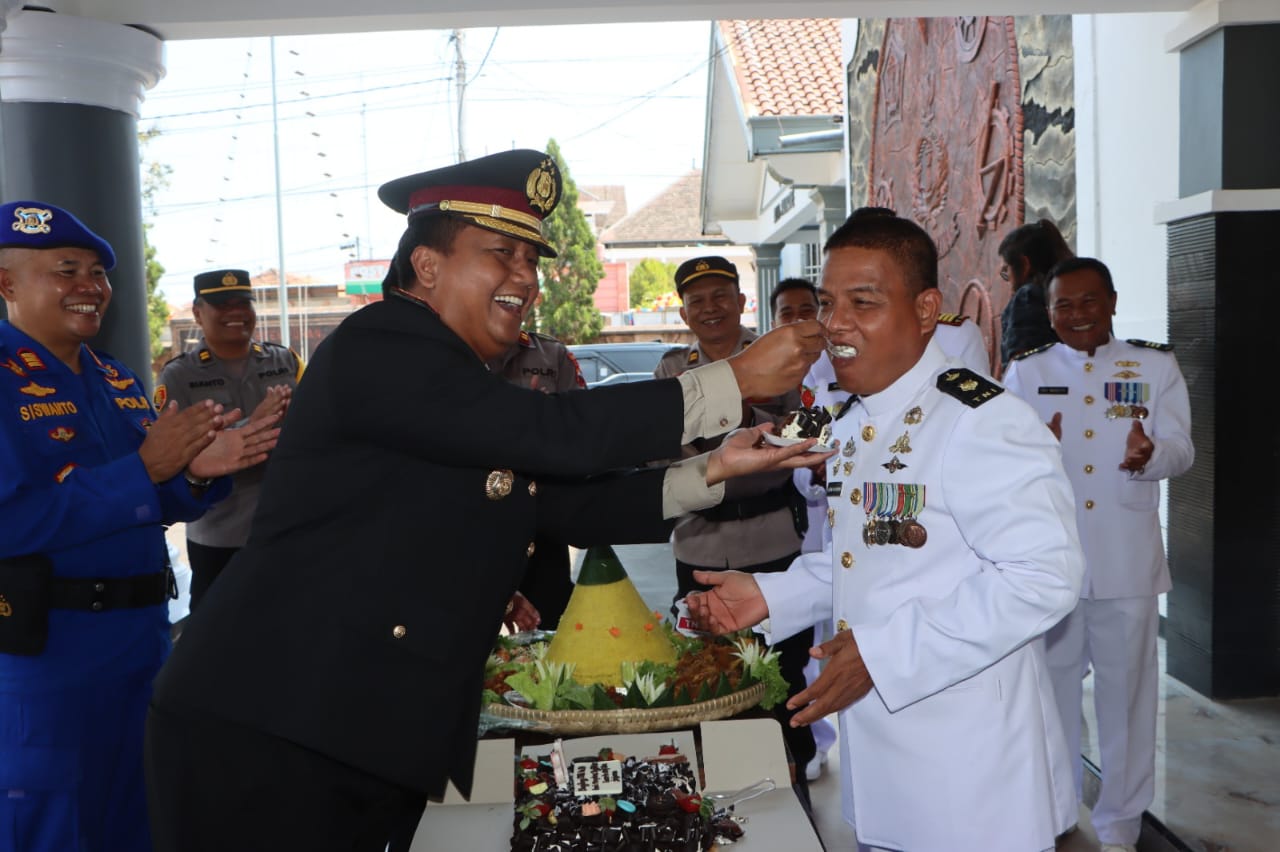 Jaga sinergitas TNI-Polri, Polres Tegal Kota beri kejutan di HUT ke-78 TNI
