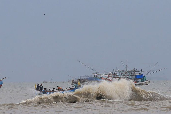 Waspada gelombang tinggi hingga 4 meter di perairan Lampung-Pulau Sumba Waspada gelombang tinggi hingga 4 meter di perairan Lampung-Pulau Sumba