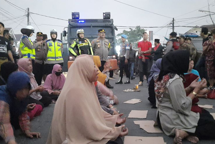 Pedagang Pasar Kutabumi Tangerang ricuh tolak pemasangan plang revitalisasi