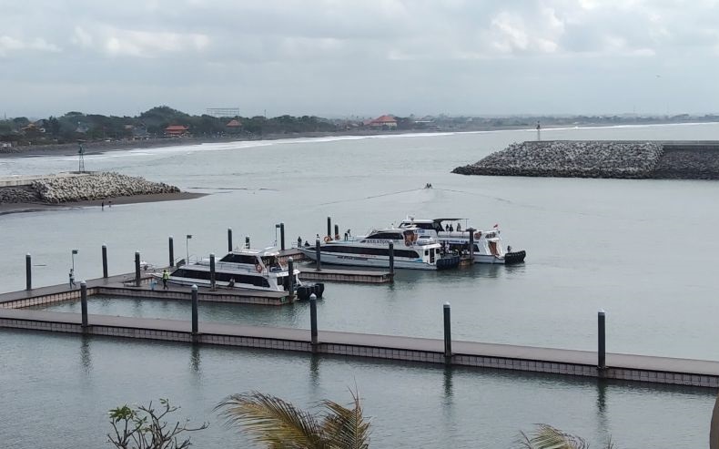 Gelombang tinggi di Selat Badung diperkirakan sampai empat meter