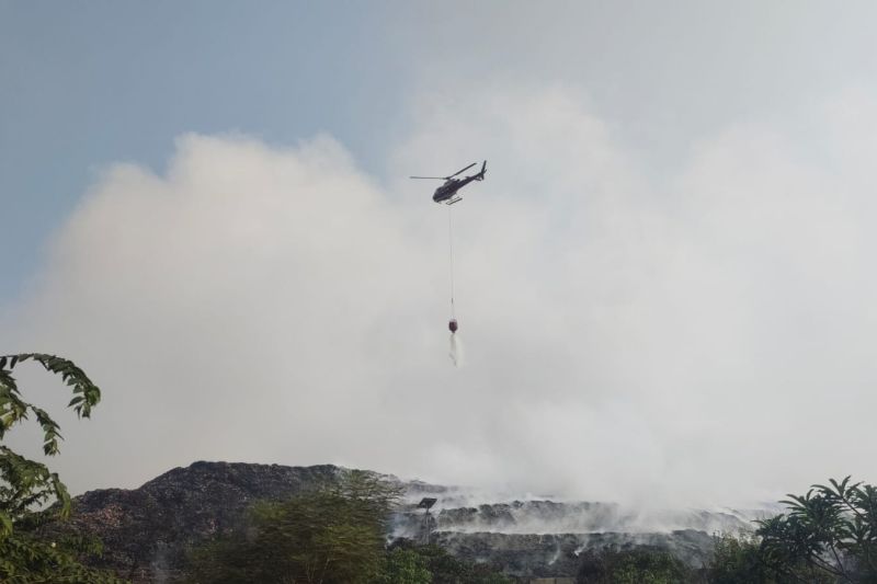 BPBD Tangerang sebut helikopter water bombing dioperasikan hingga malam BPBD Tangerang sebut helikopter water bombing dioperasikan hingga malam