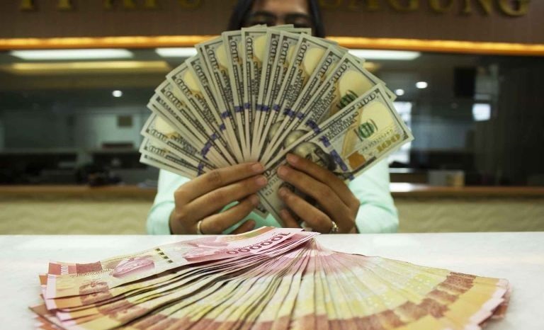 Rupiah Senin pagi melemah jadi Rp15.883 per dolar AS